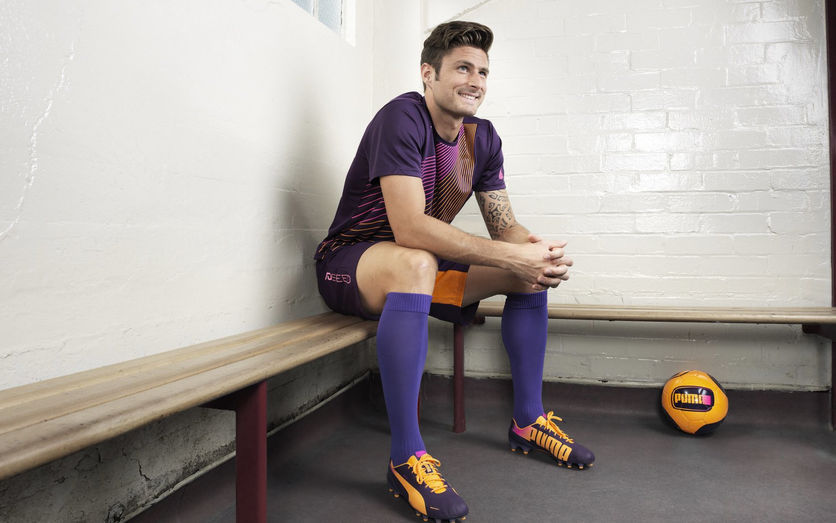 电竞投注平台-跨界对抗，当Doinb的战术大脑遭遇C罗的80分钟体能极限，当战术大脑碰撞体能极限，Doinb与C罗的跨界对决